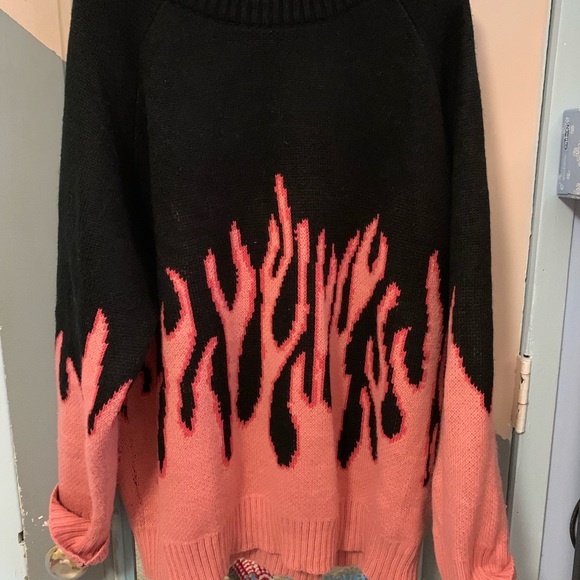 Totally unique sweater….a generous size L. Comfy~soft n super slouchy!!!! - Picture 2 of 5